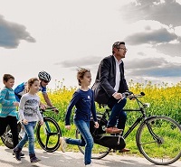 Referenzbild Andreas Fotografie Kinder und Radfahrer auf dem Feld